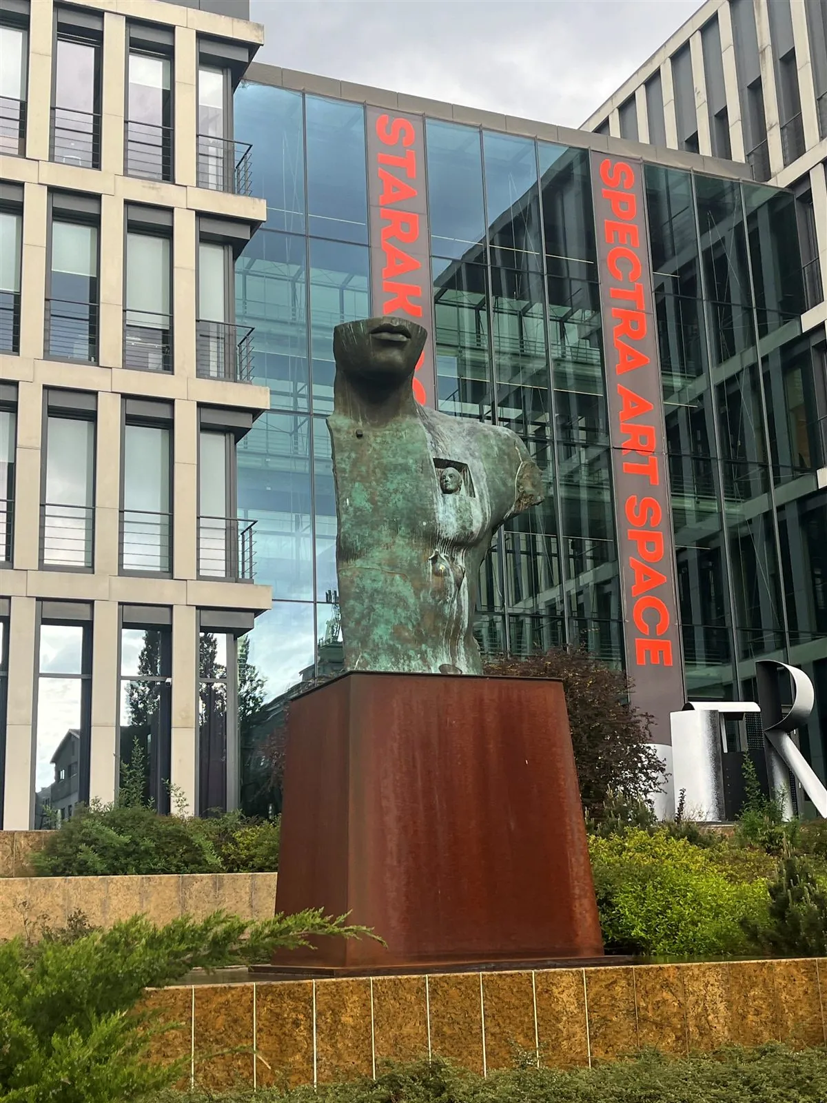 Grande Toscano — Igor Mitoraj, Polpharma Bobrowiecka Warsaw inscription